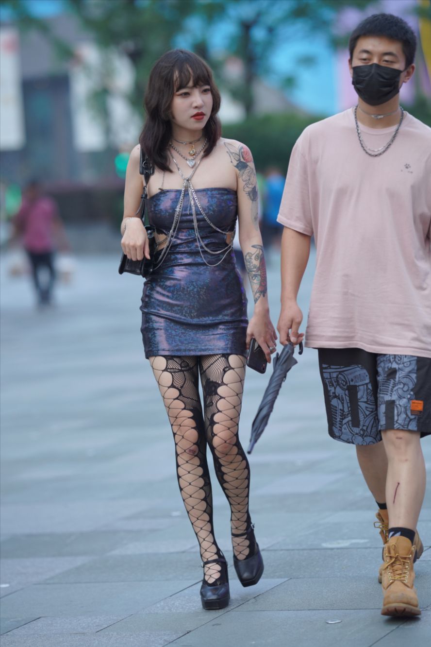 图片[3]-网袜辣妹-街拍图满多