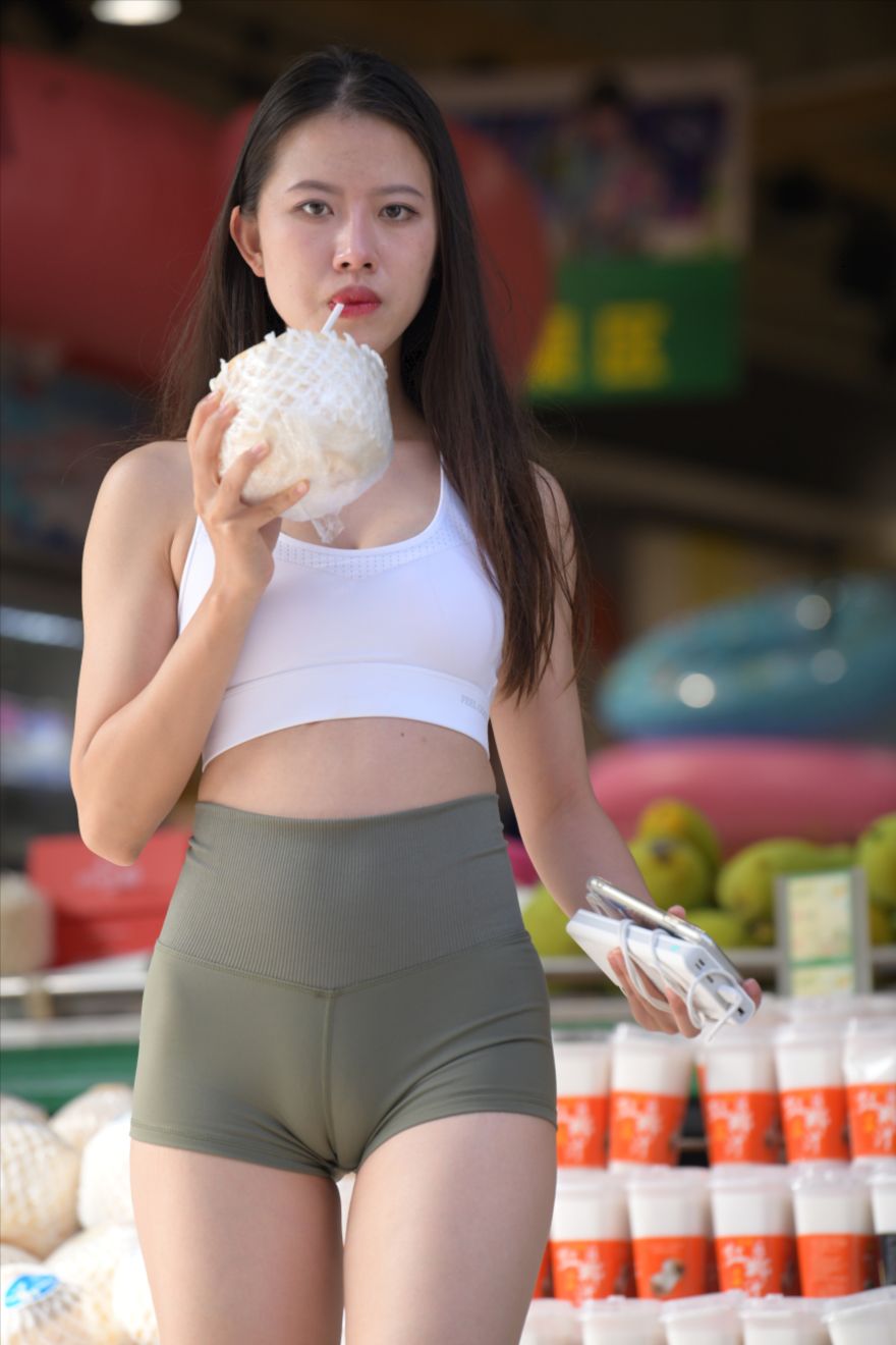 紧身短裤美女(套图+视频)-街拍图满多