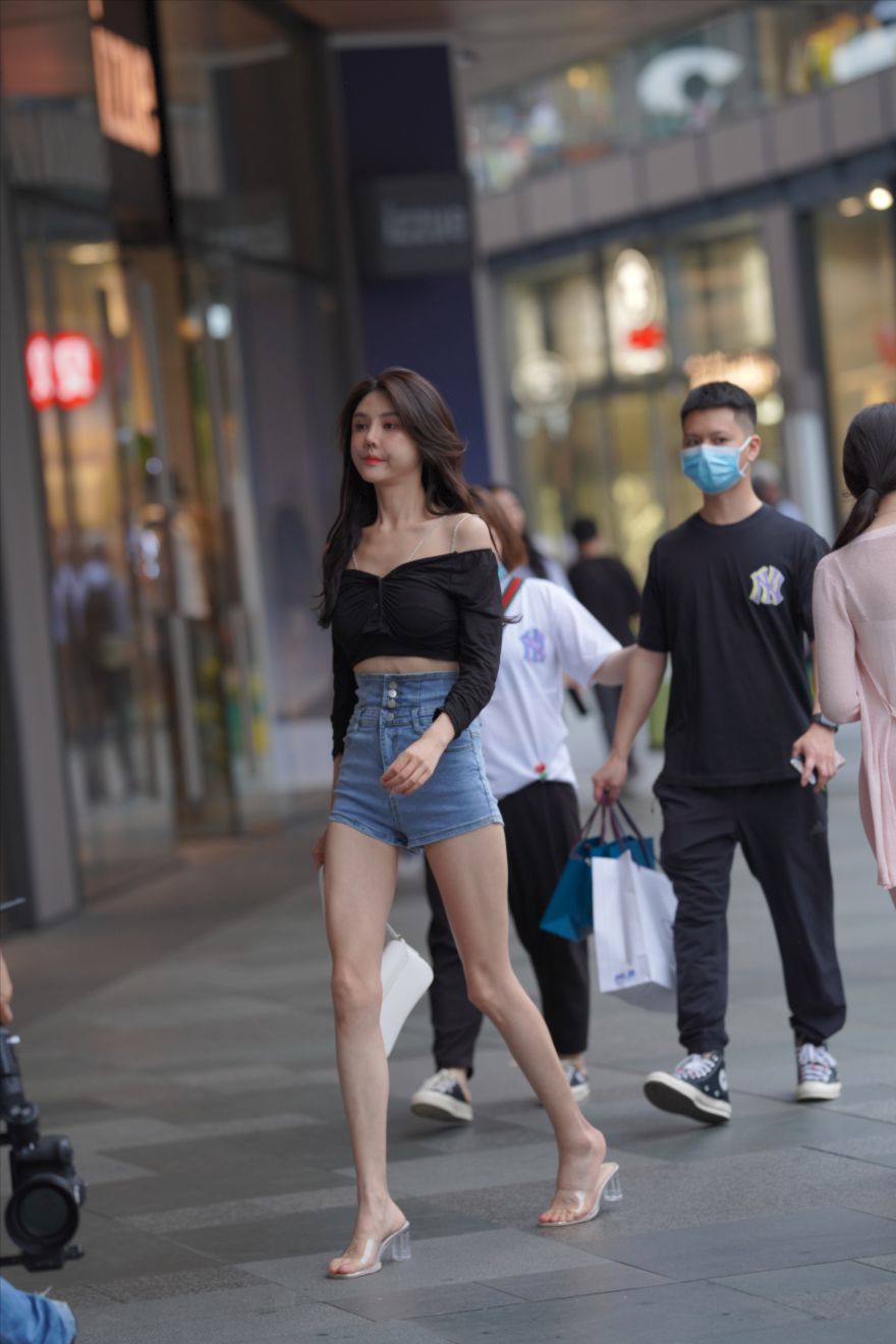 图片[3]-蓝色牛仔女子-街拍图满多