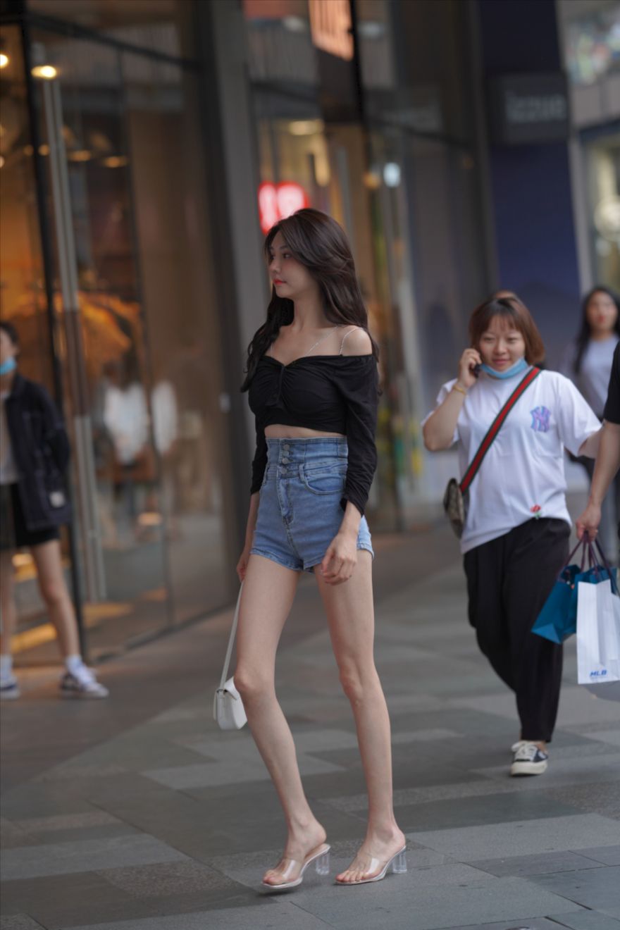 蓝色牛仔女子-街拍图满多