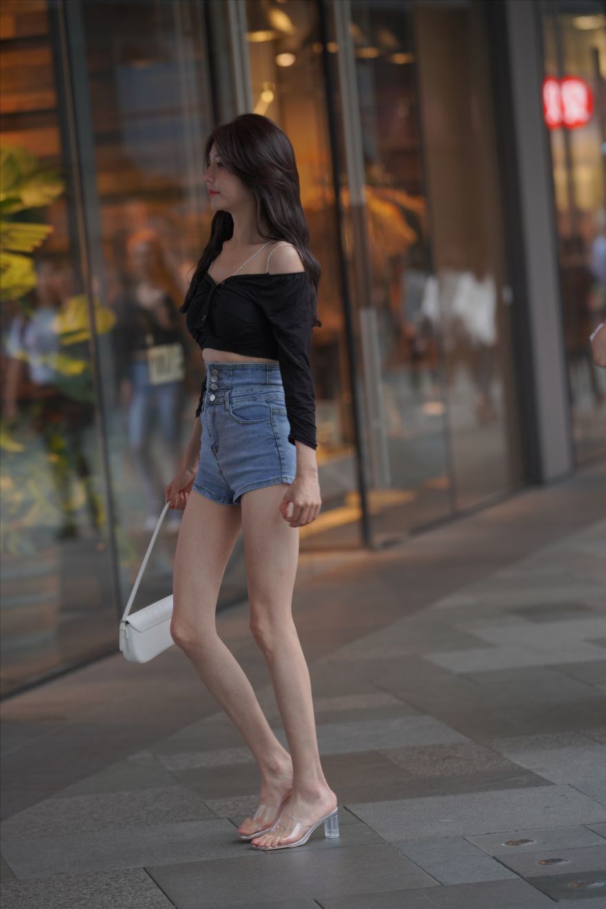 图片[4]-蓝色牛仔女子-街拍图满多