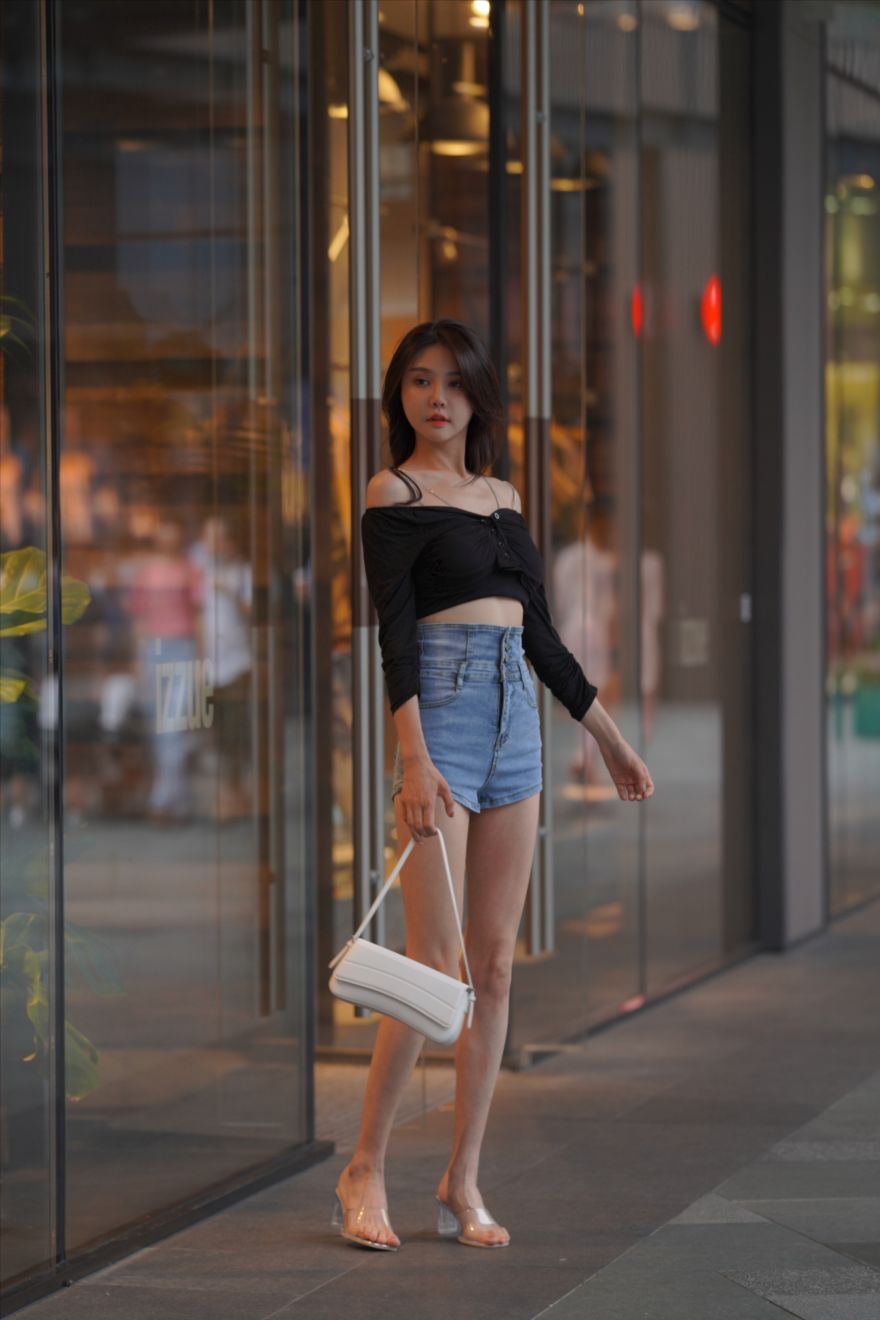 图片[5]-蓝色牛仔女子-街拍图满多
