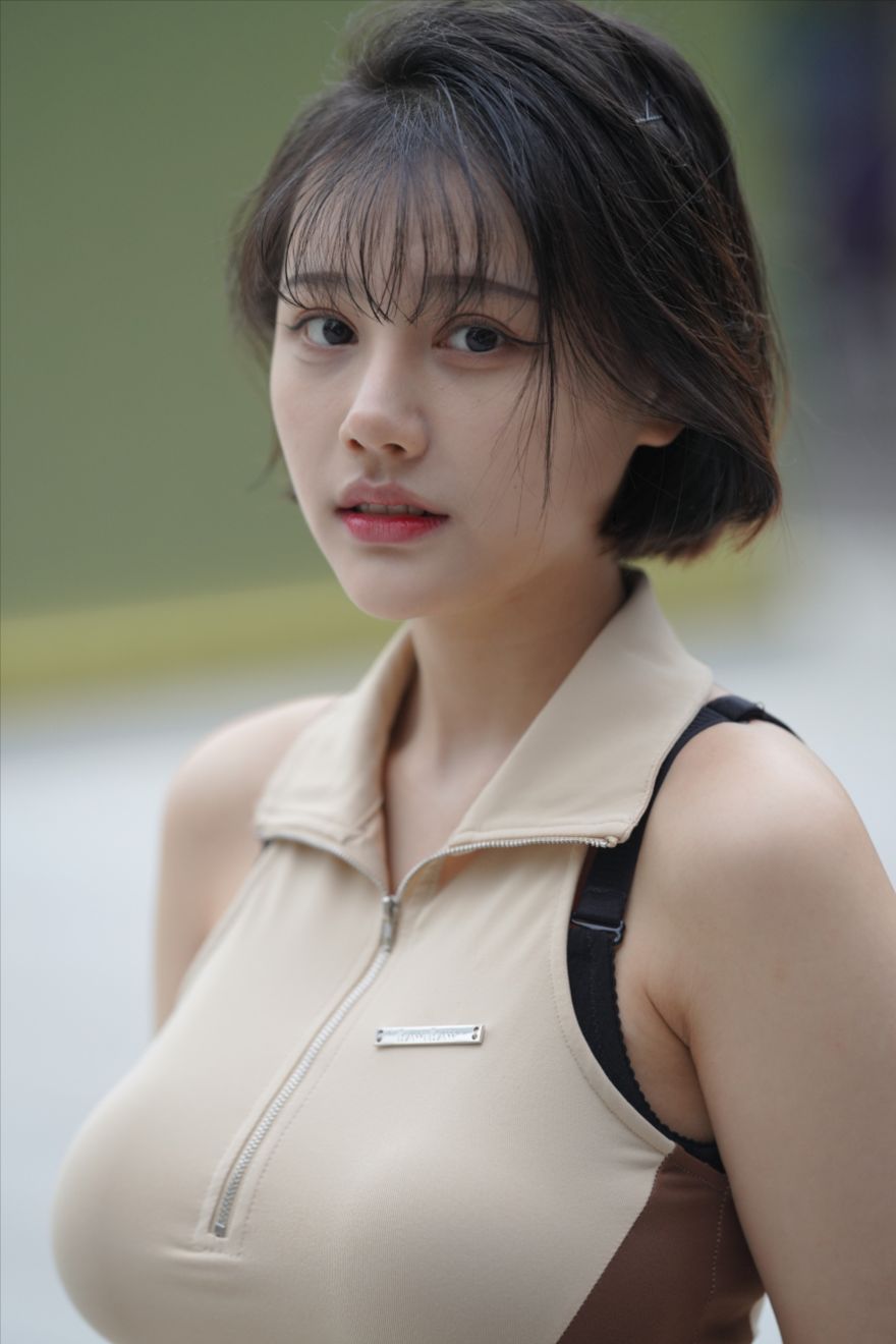 可爱小妹短发柔裙(套图+视频)-街拍图满多