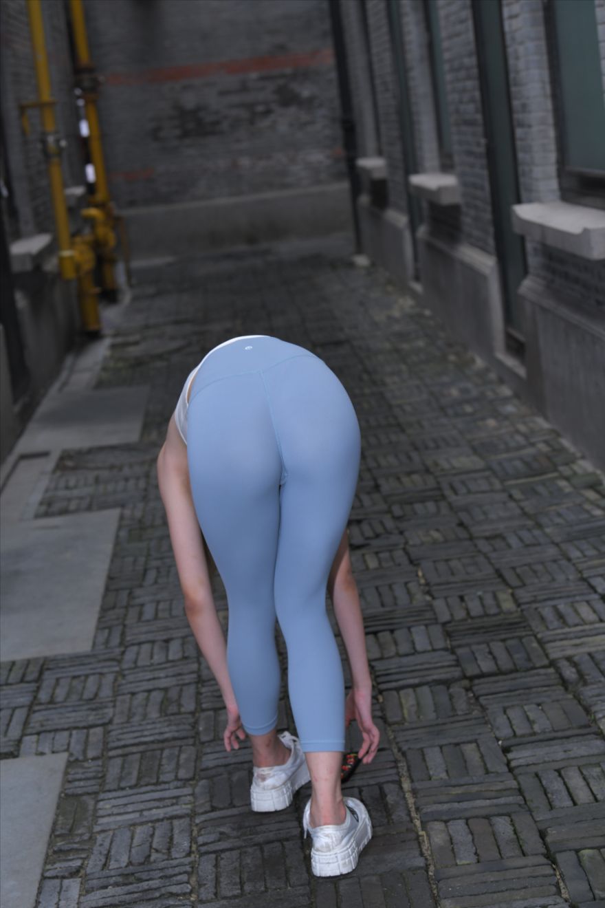 蓝色瑜伽裤美女-街拍图满多