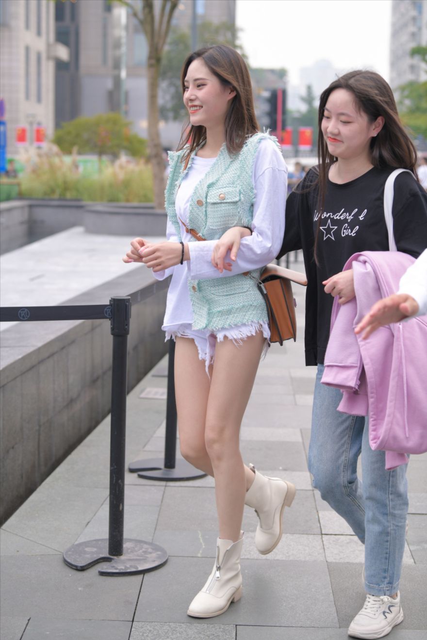 图片[6]-白色热裤女孩-街拍图满多