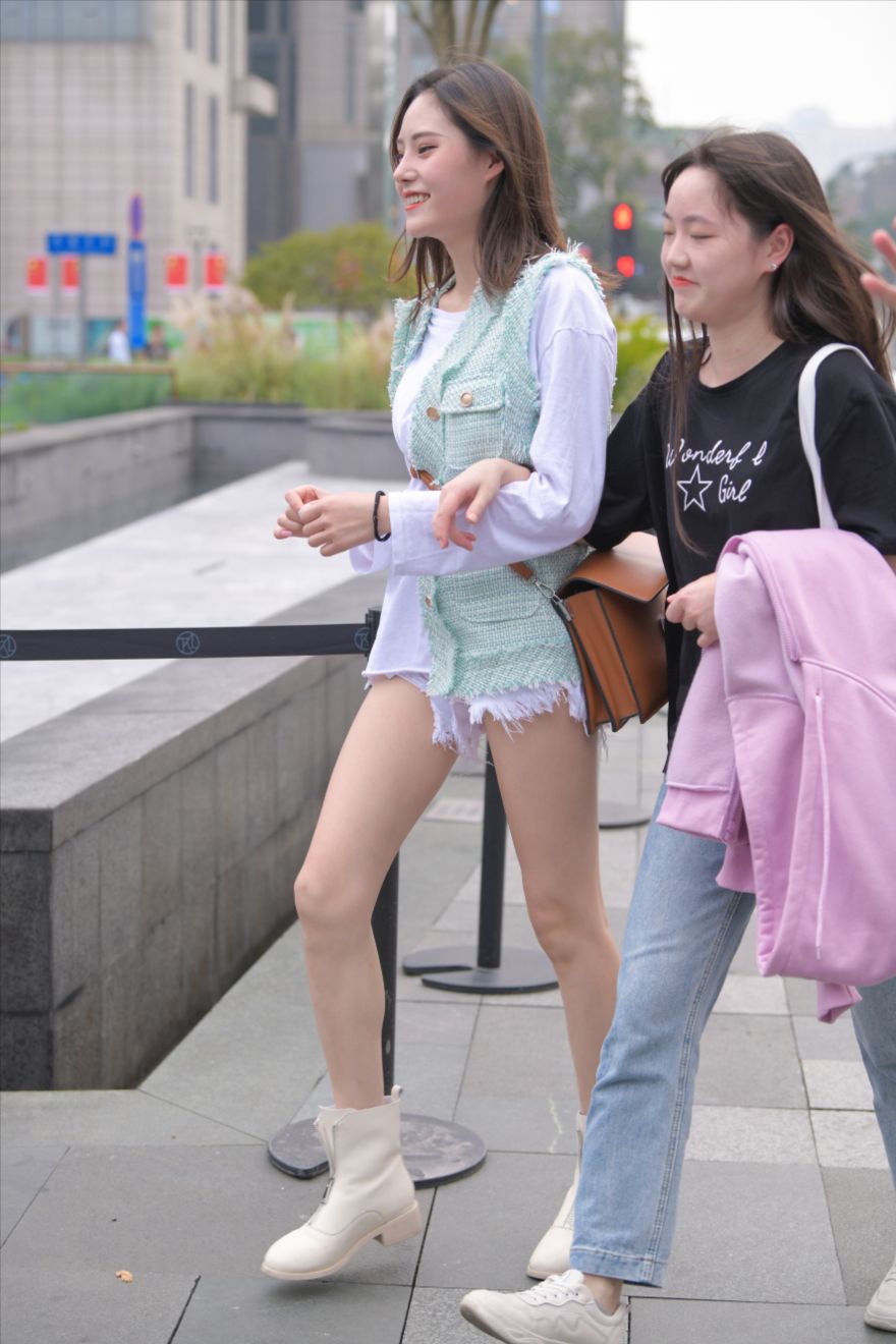 图片[7]-白色热裤女孩-街拍图满多