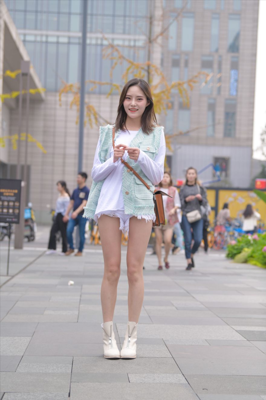 图片[8]-白色热裤女孩-街拍图满多
