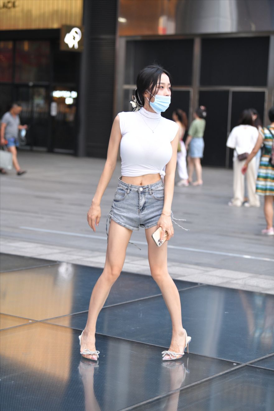 图片[2]-魔鬼身材-街拍图满多