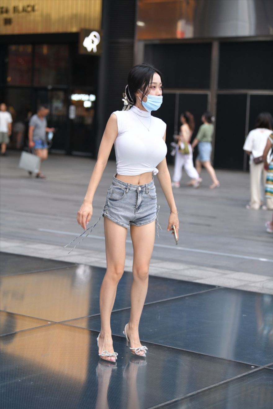 图片[3]-魔鬼身材-街拍图满多
