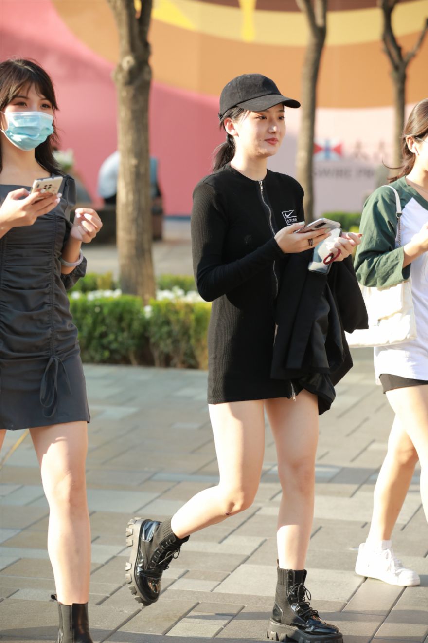 黑色超短包臀裙小姐姐-街拍图满多