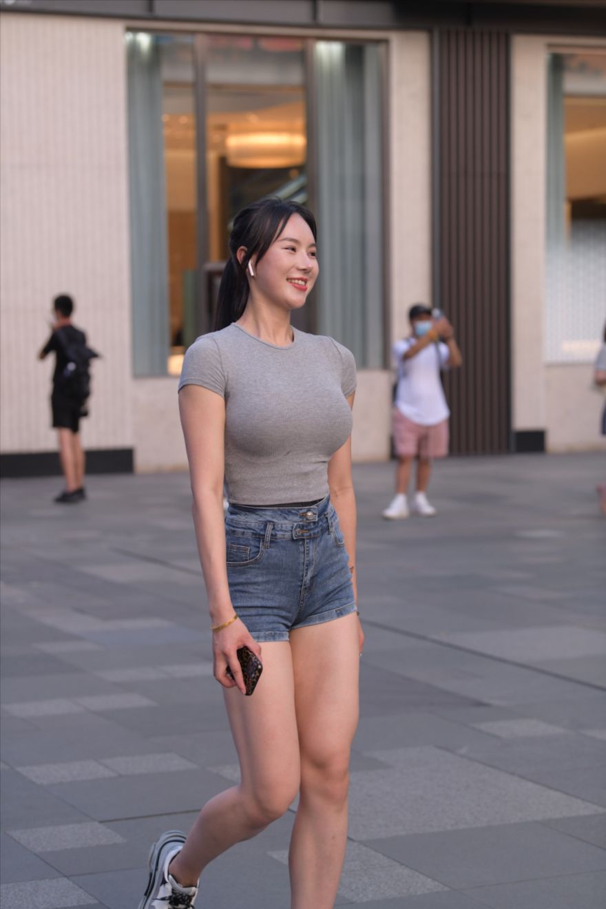 图片[2]-搭讪马尾辫热牛女孩 真好身材-街拍图满多