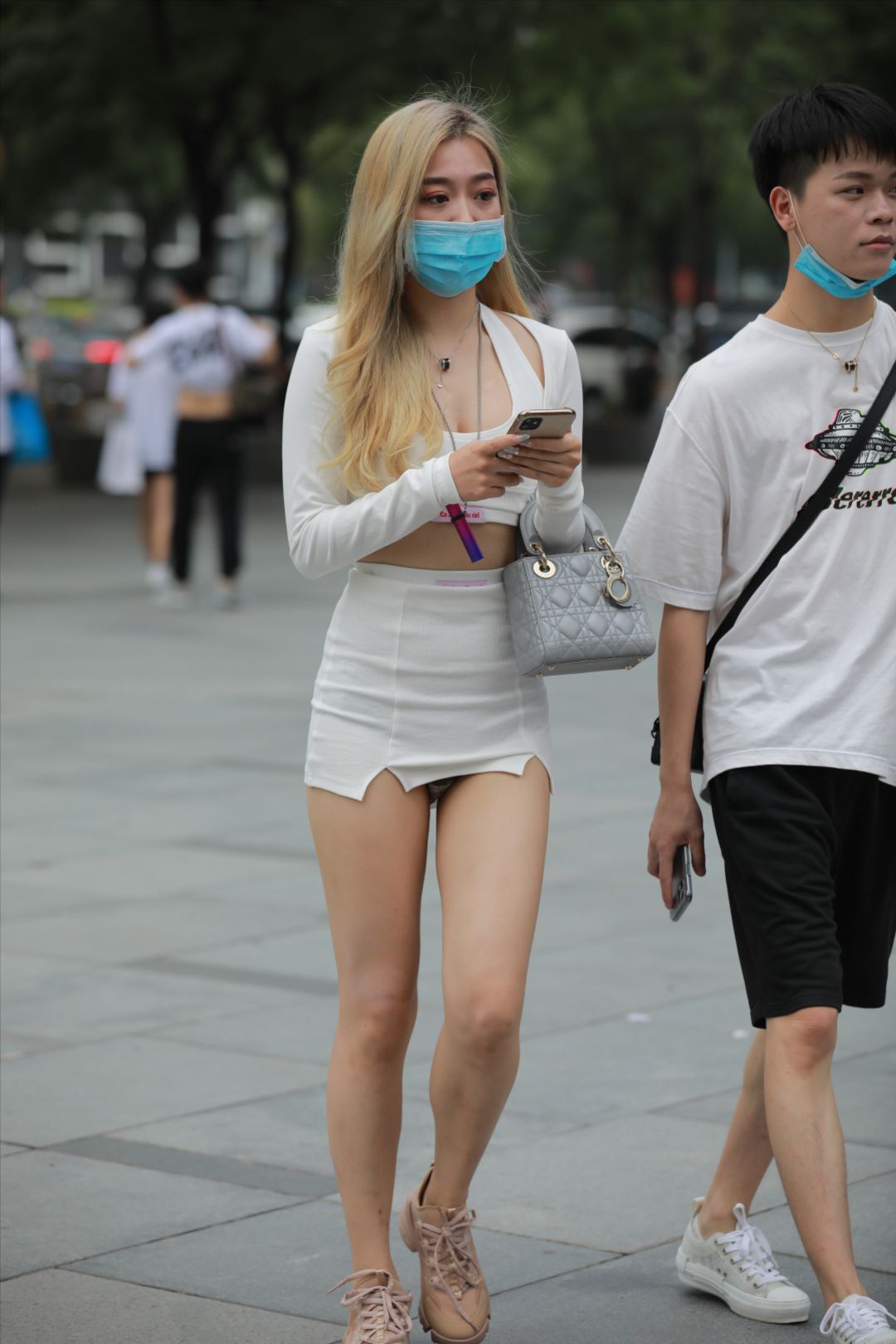 白色超短裙-街拍图满多