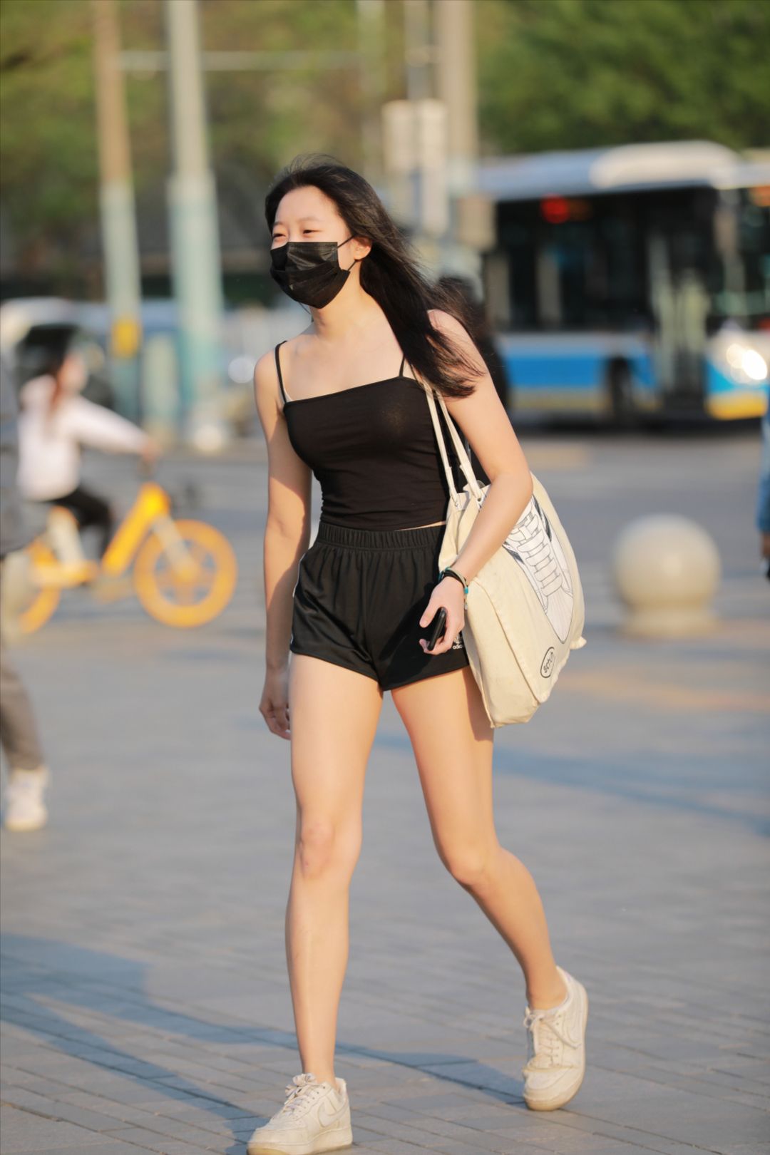 图片[2]-黑色热裤长腿女友-街拍图满多