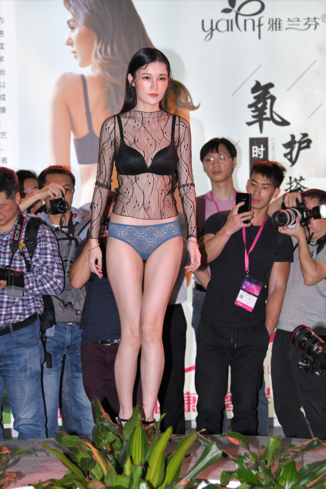 图片[9]-品牌内衣T台走秀-街拍图满多