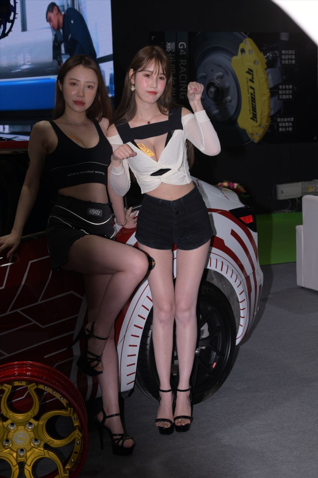 图片[2]-性感丰满大长腿女模-街拍图满多