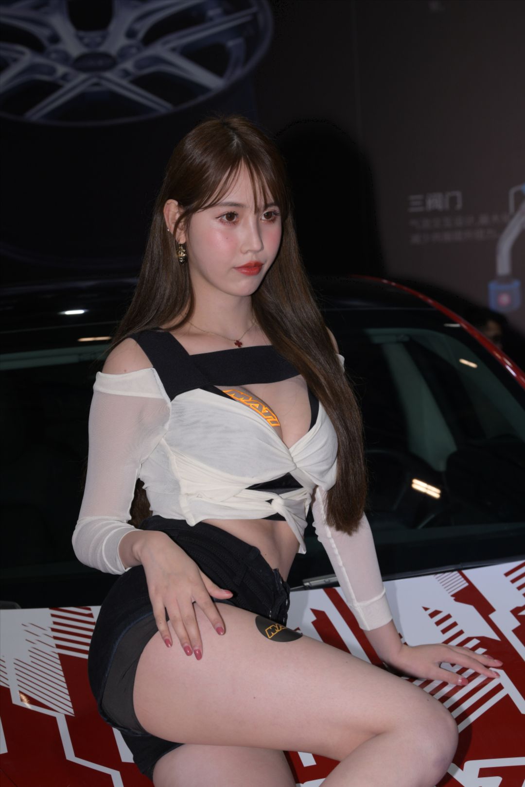 图片[6]-性感丰满大长腿女模-街拍图满多