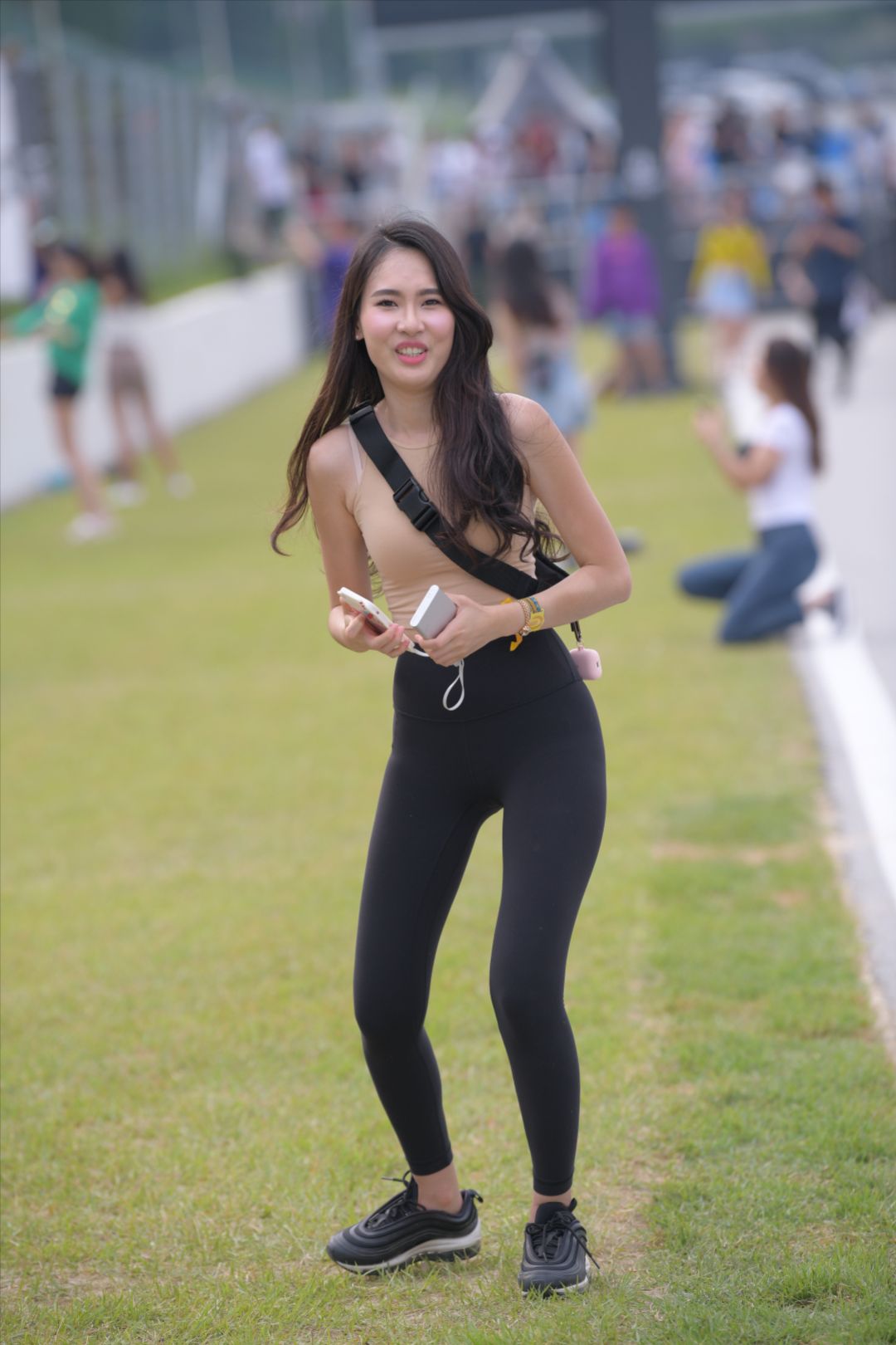 黑色瑜伽裤美女身材丰满-街拍图满多