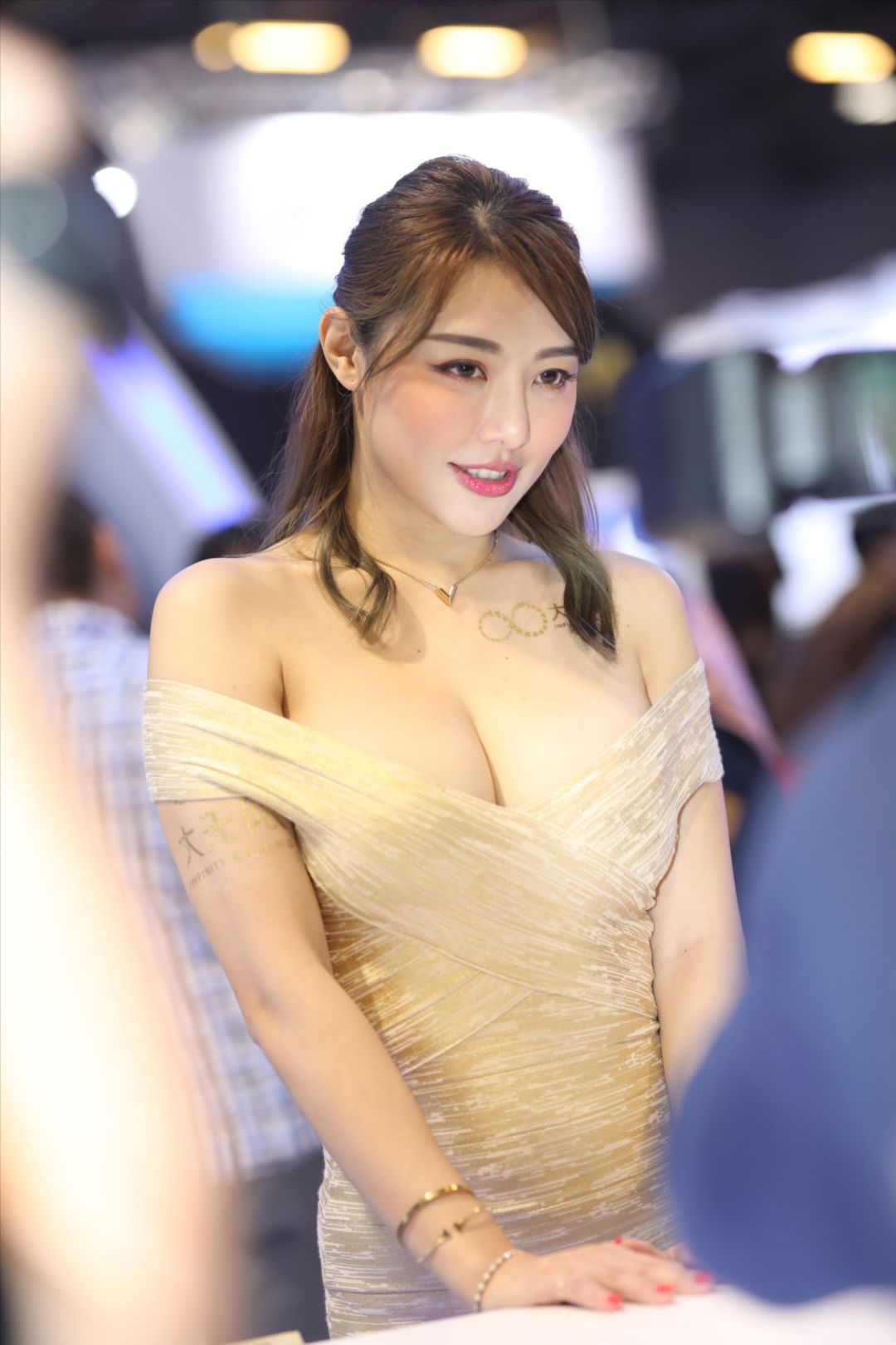 丰腴的展会模特(套图+视频)-街拍图满多