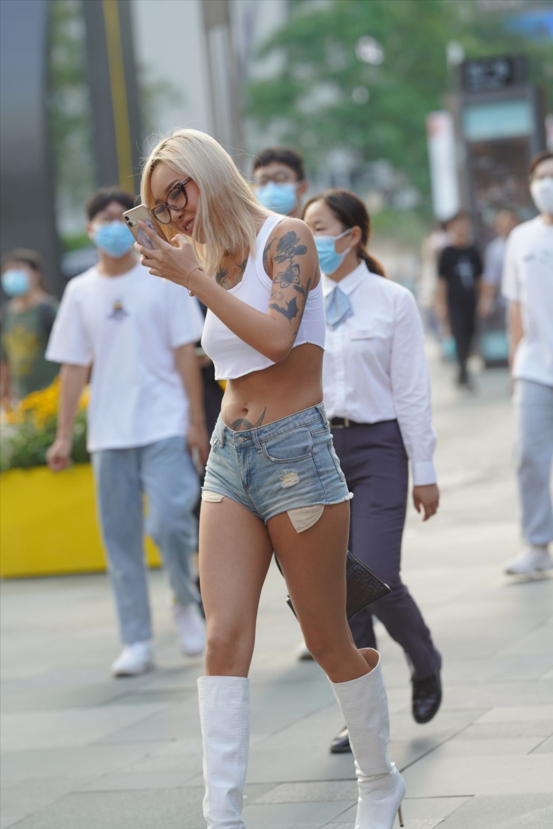 图片[2]-欧美风长腿热裤辣妹 带感-街拍图满多