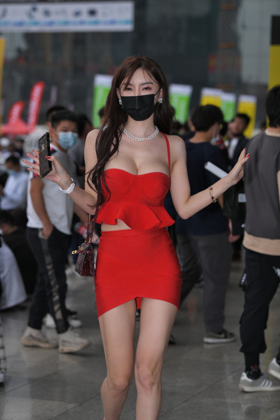 图片[2]-红色包臀裙大波妹-街拍图满多