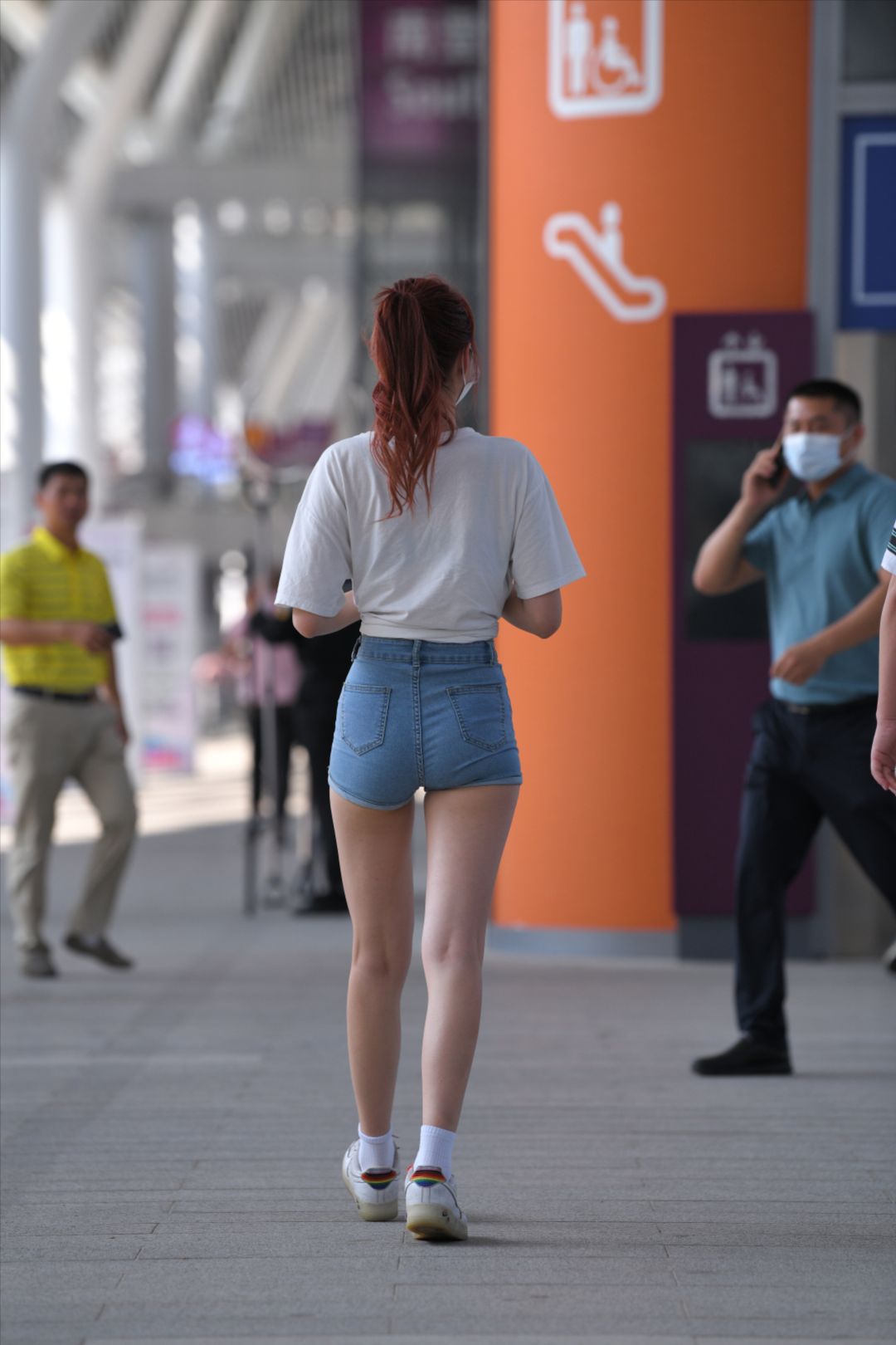 图片[2]-紧身热裤美女-街拍图满多