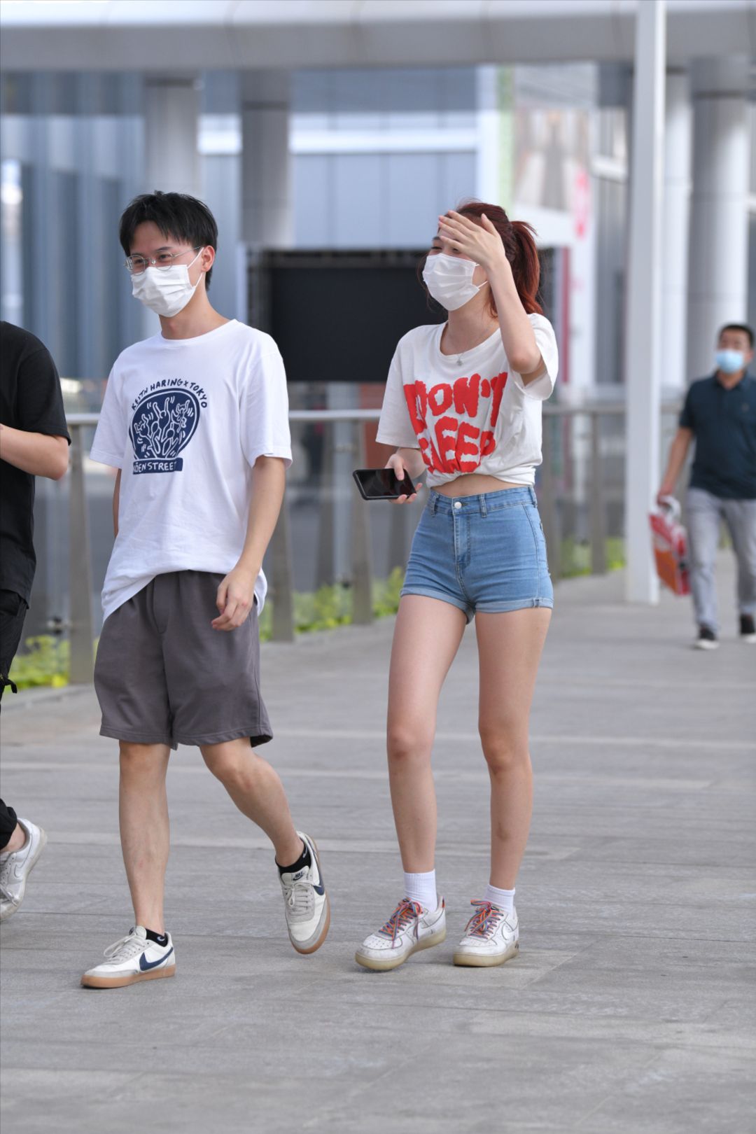 图片[4]-紧身热裤美女-街拍图满多