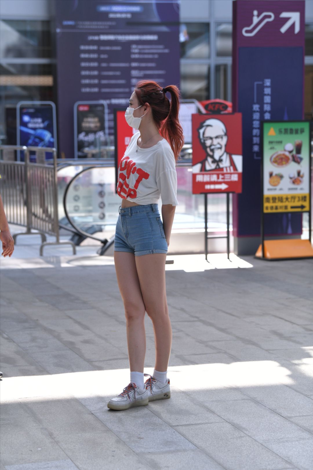 图片[7]-紧身热裤美女-街拍图满多