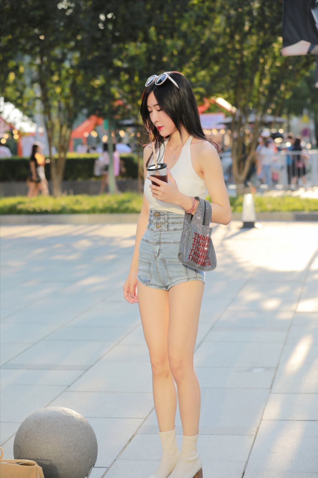 图片[2]-高腰热裤美女-街拍图满多