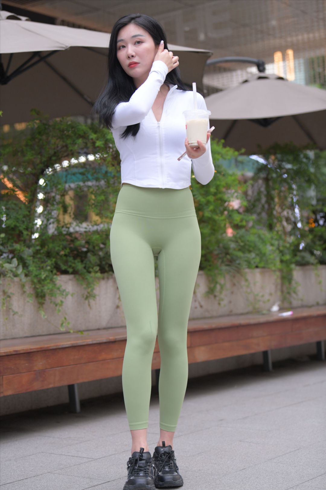 图片[4]-绿色紧身裤美女(套图+视频)-街拍图满多