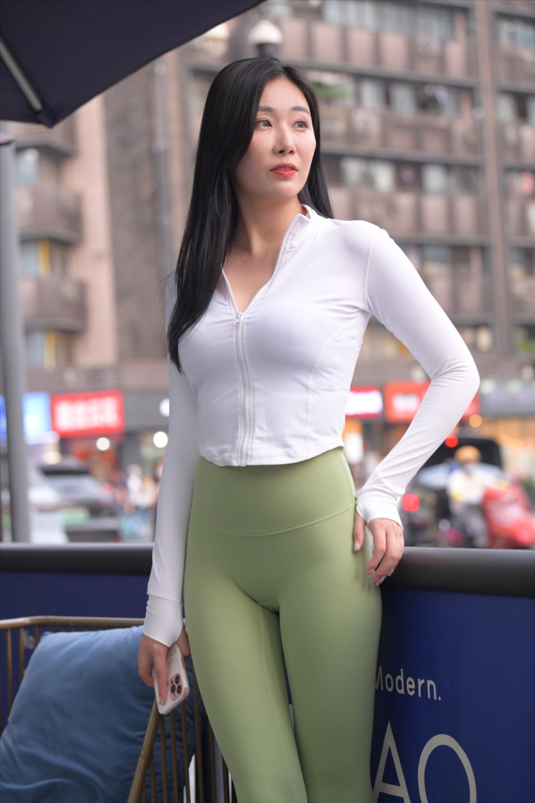 图片[6]-绿色紧身裤美女(套图+视频)-街拍图满多