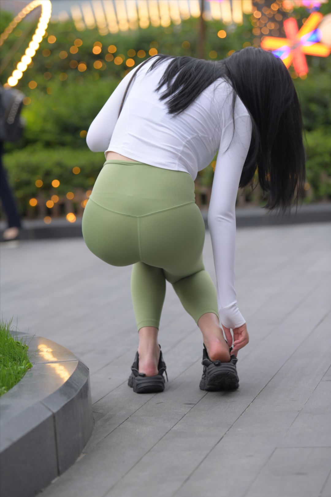 图片[7]-绿色紧身裤美女(套图+视频)-街拍图满多