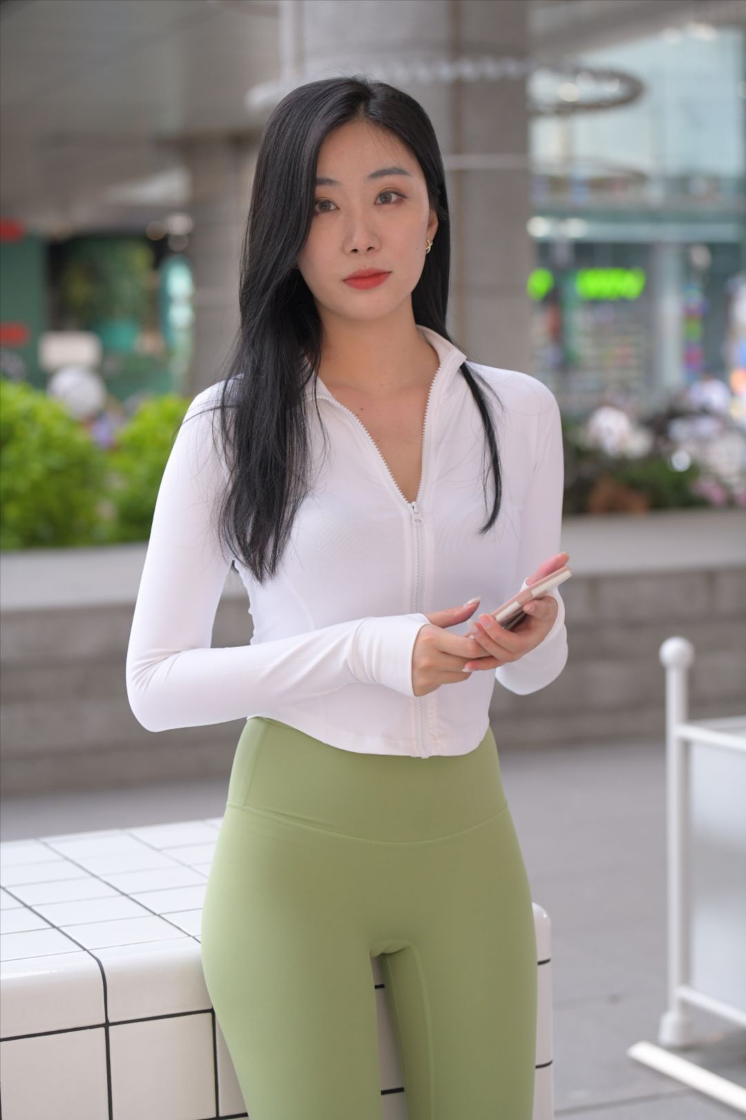 图片[10]-绿色紧身裤美女(套图+视频)-街拍图满多