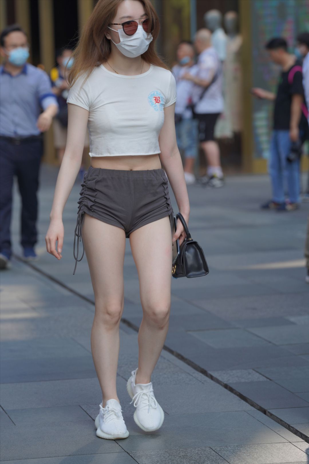 白白净净的热裤女孩-街拍图满多