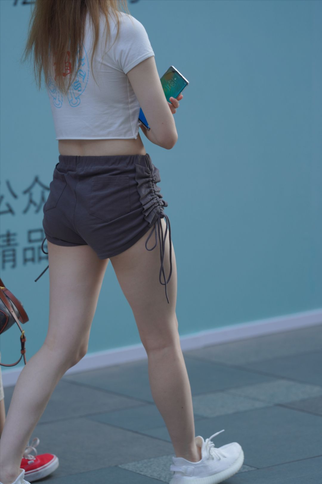 图片[4]-白白净净的热裤女孩-街拍图满多