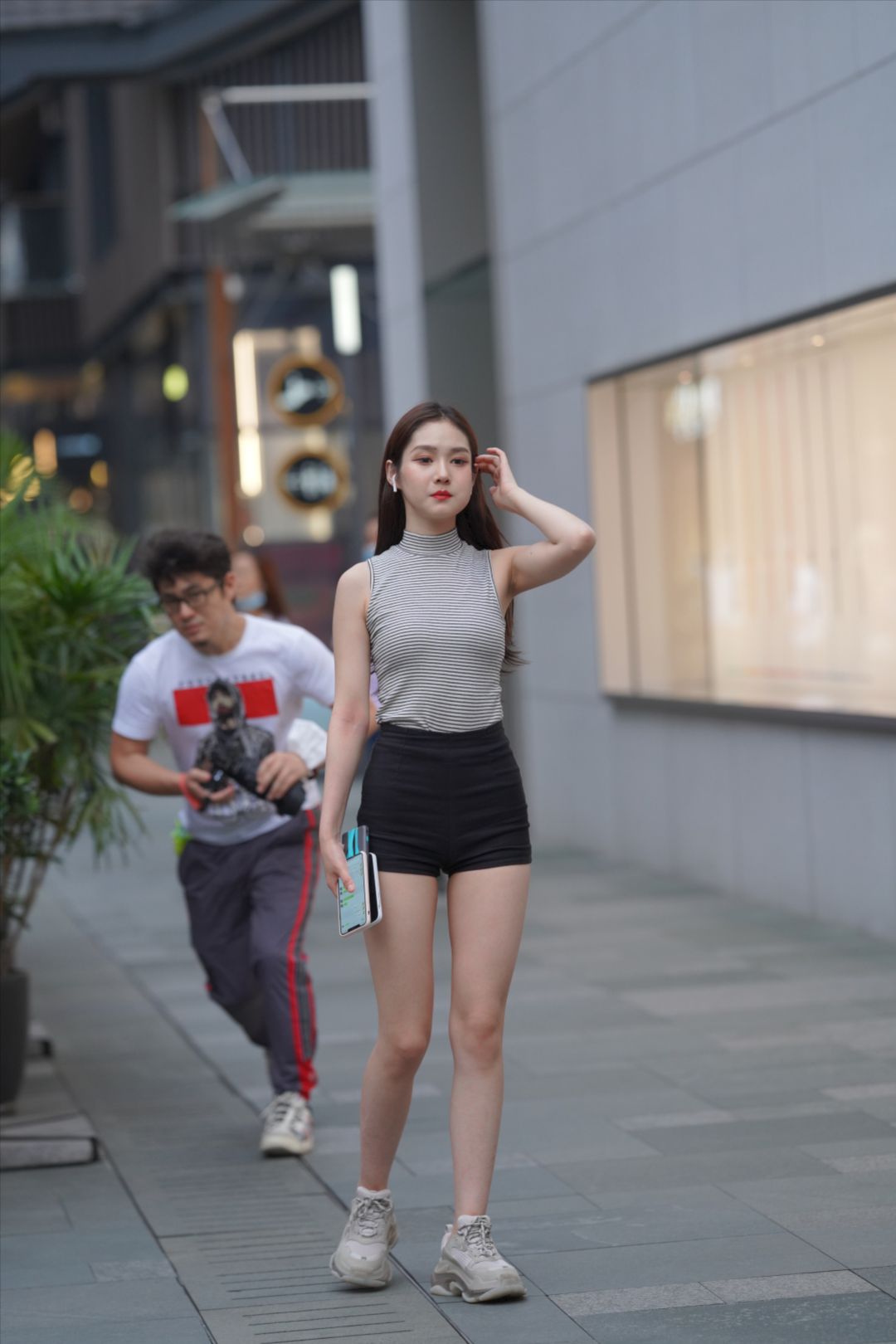 图片[3]-热裤美眉活泼可爱-街拍图满多
