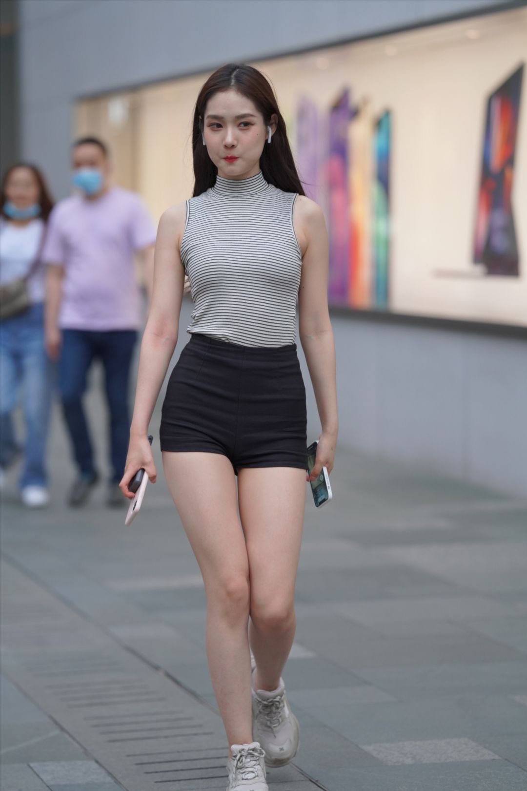 热裤美眉活泼可爱-街拍图满多