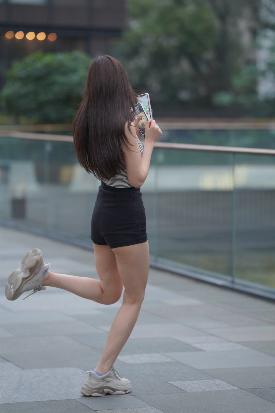 图片[6]-热裤美眉活泼可爱-街拍图满多