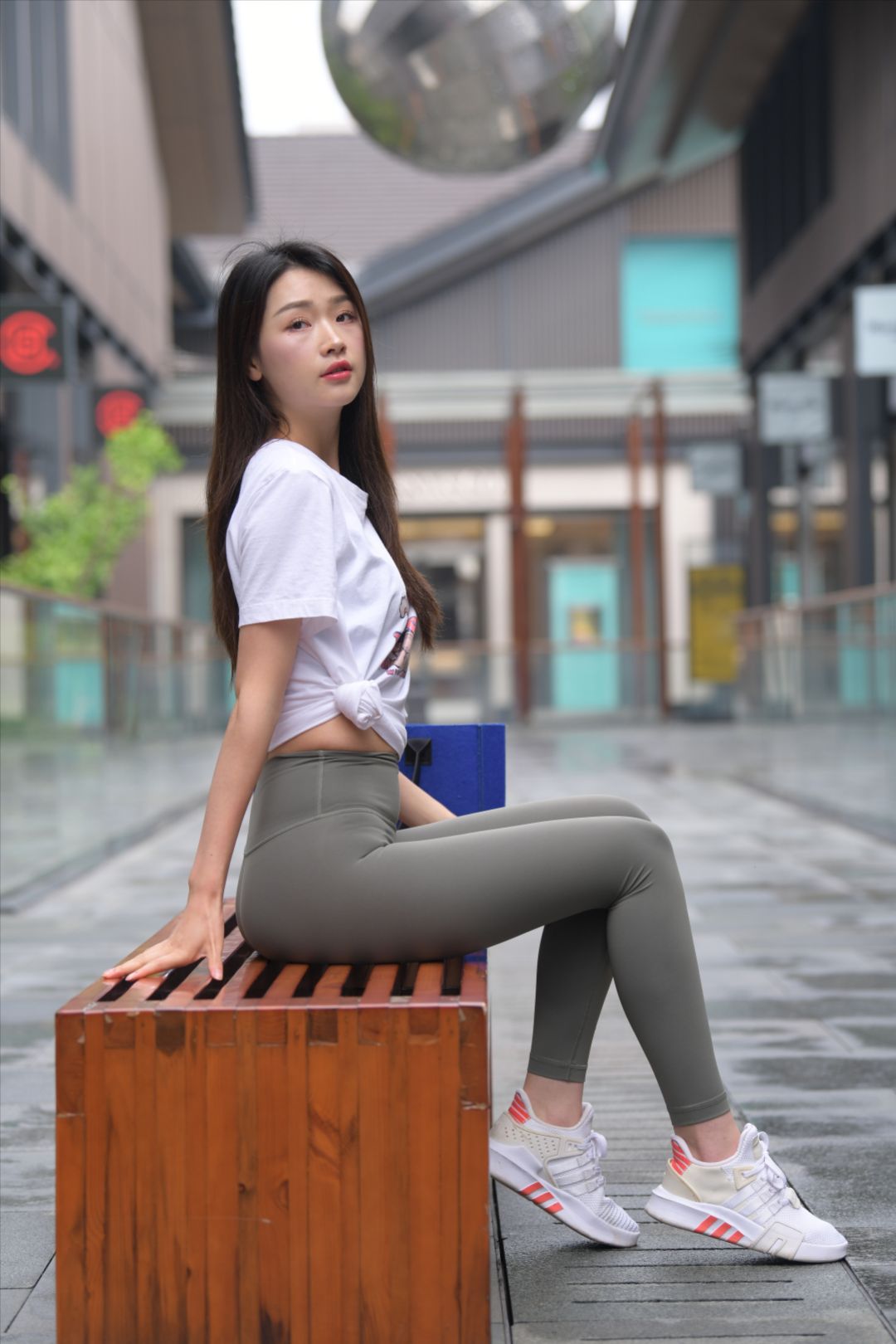 灰色瑜伽裤美女(套图+视频)-街拍图满多