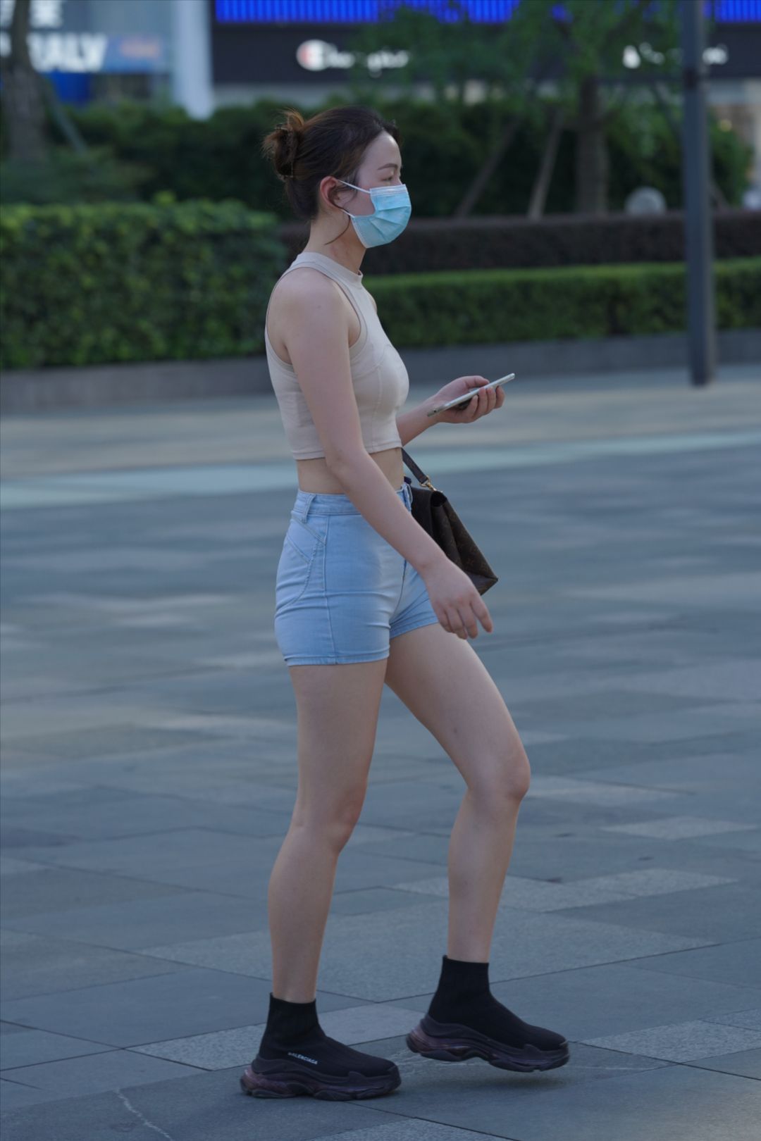 图片[4]-热裤紧牛-街拍图满多
