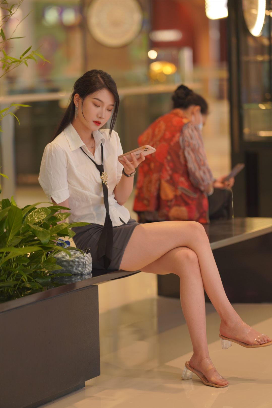 图片[4]-制服气质美女 面若桃花明眸皓齿(套图+视频)-街拍图满多