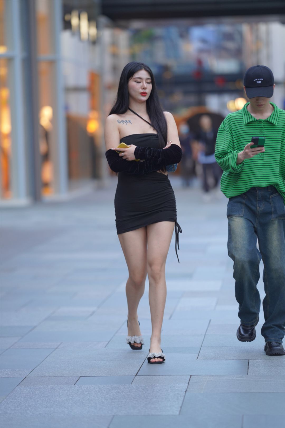 图片[7]-包臀裙露肩装-街拍图满多