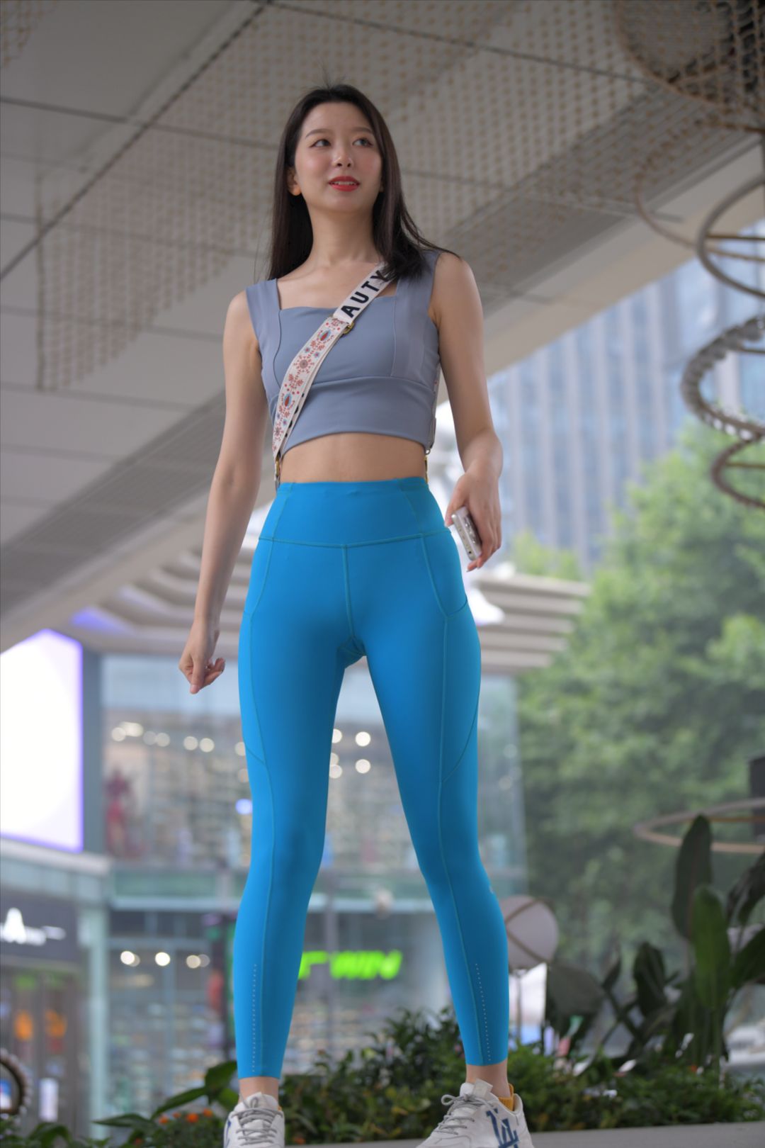 图片[4]-蓝色瑜伽裤美女(套图+视频)-街拍图满多