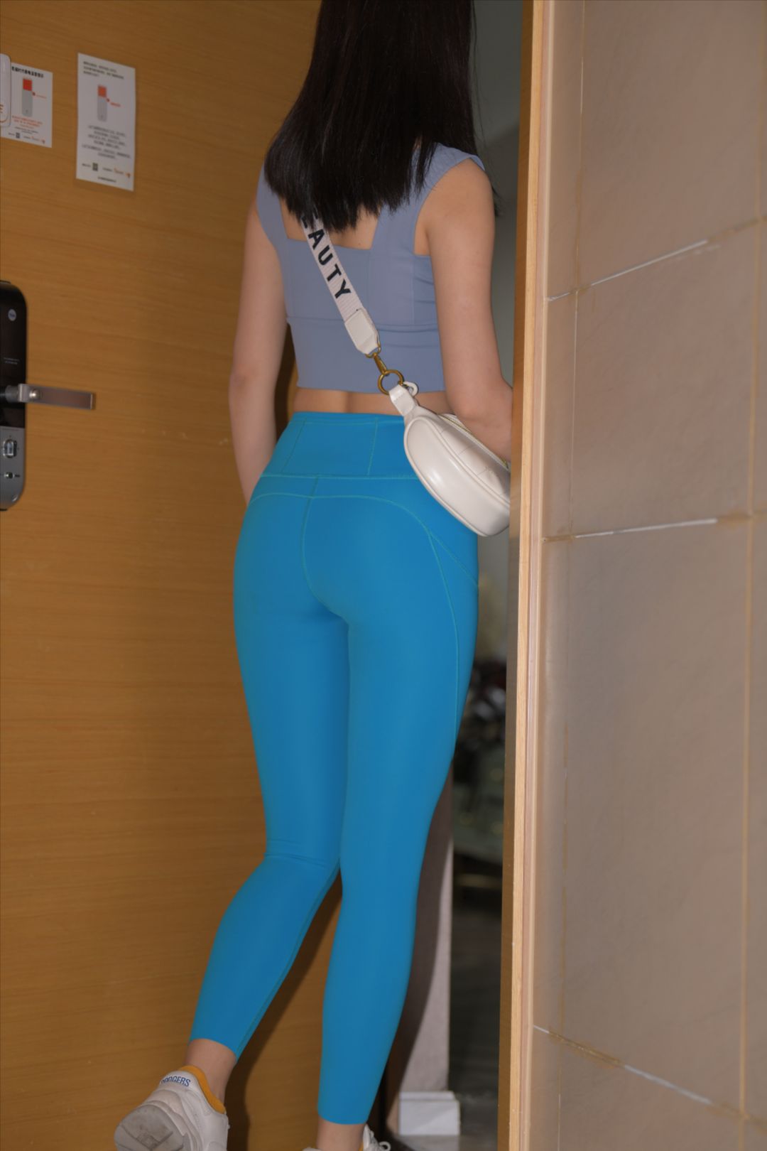 图片[10]-蓝色瑜伽裤美女(套图+视频)-街拍图满多