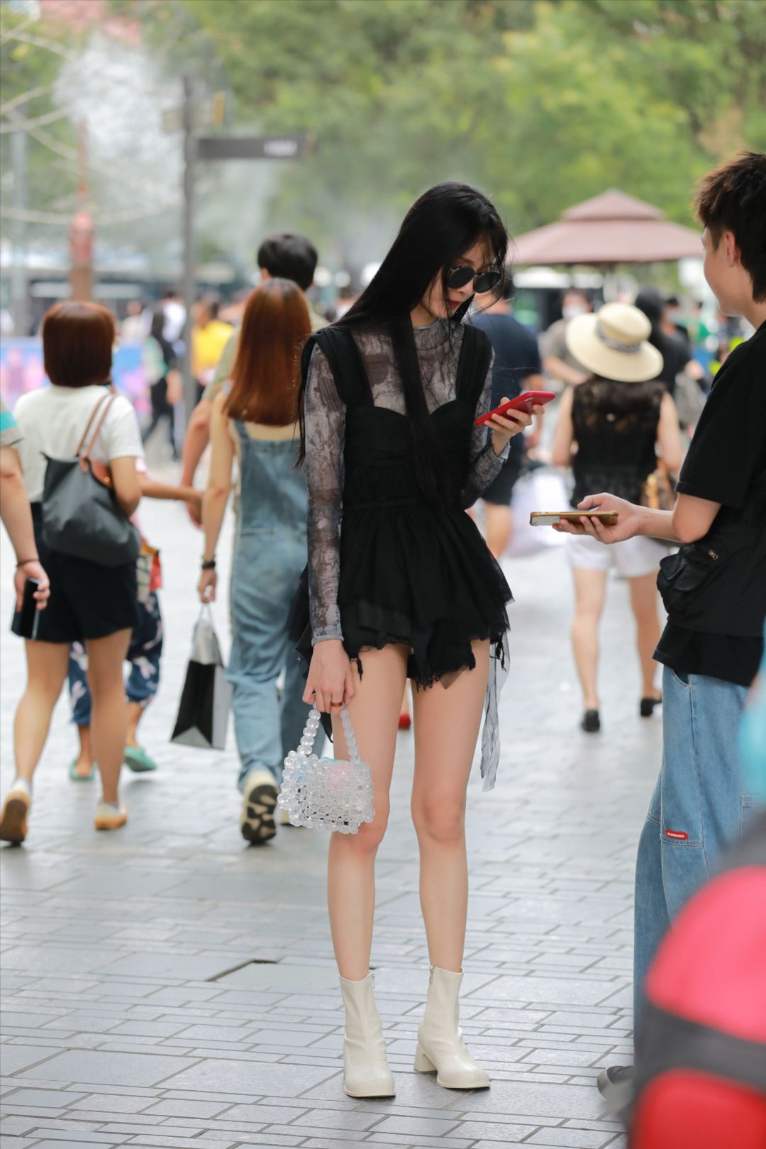 图片[2]-黑裙美腿小姐姐-街拍图满多