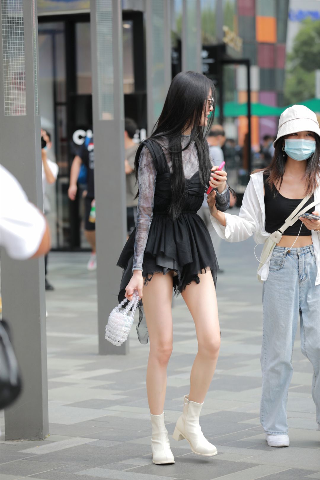 图片[3]-黑裙美腿小姐姐-街拍图满多