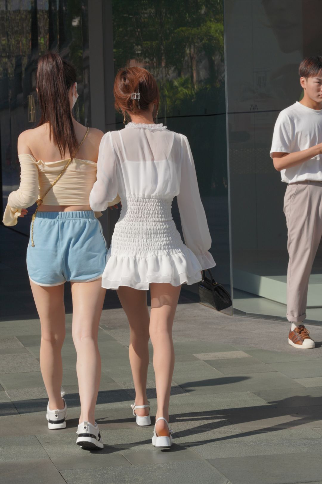 图片[4]-热裤露肩装-街拍图满多