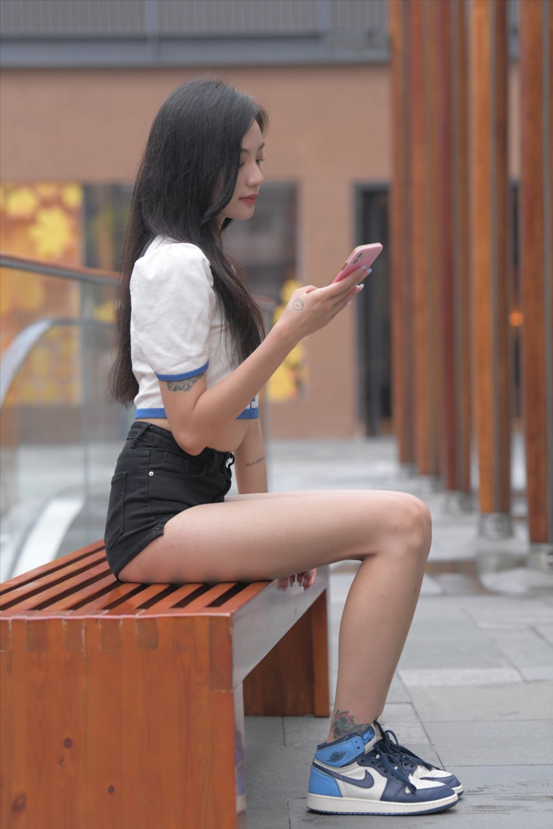 图片[3]-黑色热裤美女(套图+视频)-街拍图满多