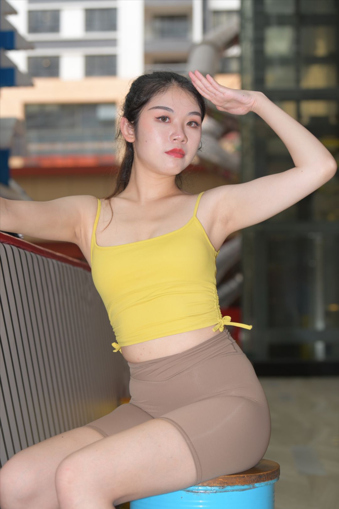 灰色短裤女孩(套图+视频)[增补视频]-街拍图满多