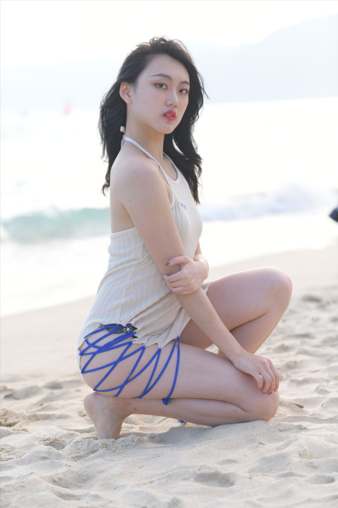 图片[10]-海边的金色比基尼美女-街拍图满多