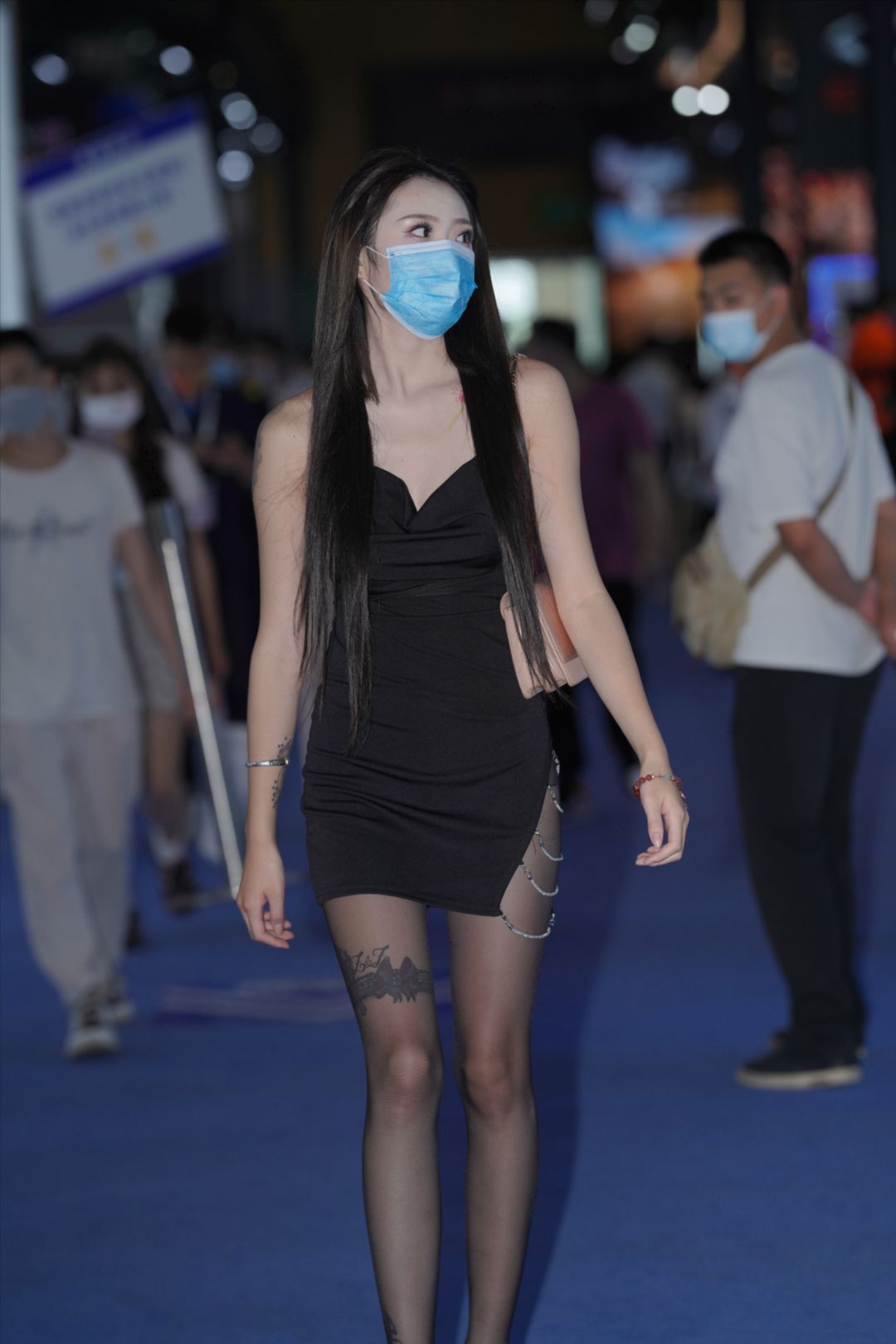 图片[3]-黑丝袜短裙露背装美女-街拍图满多